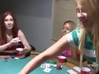युवा लड़कियों बकवास पर पोकर रात