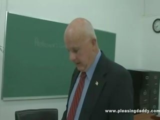 Νέος δρόμος κορίτσι fucks γριά δάσκαλος dave cummings