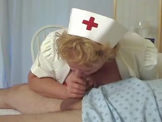 Възрастни медицинска сестра дава специален лечение филм