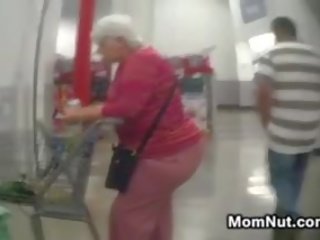Besar nenek punggung spied pada di yang kedai