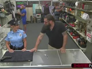 妖娆 警察 女人 希望 到 pawn 她的 weapon 和 结束 向上 性交 由 shawn